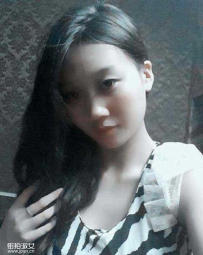 很白很嫩，我是说美女脖子上的珍珠项链