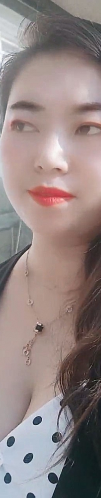 黑色斑点丰满低胸熟女图片
