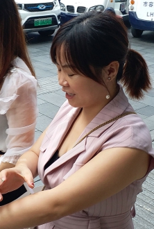 街拍竖条纹连衣裙美女图片