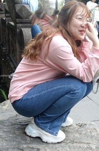 街拍蓝色牛仔裤美女图片