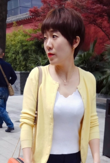 短发蘑菇头美少妇，皮肤很白嫩