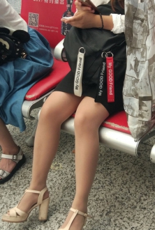 候车厅穿米色高跟凉鞋美女