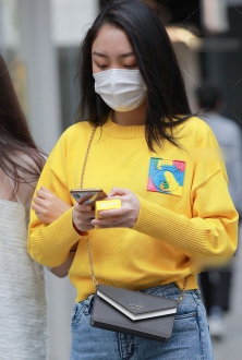 街拍微胖美女黄色上衣搭配灰色牛仔街头很耀眼