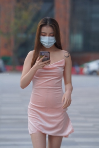 街拍旅拍粉色短裙美女