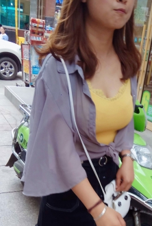 一起去办理业务的女同事