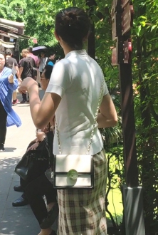步行街街拍白色恤搭配格子短裙丰满美少妇