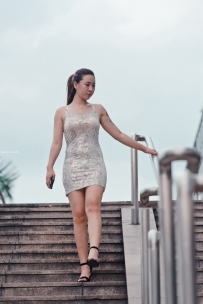 穿紧身包臀吊带裙的美s妇