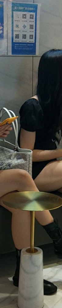 街拍黑色系风格的美腿闺蜜