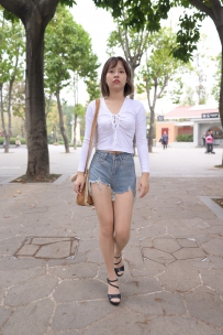 街拍东湖的热裤美女