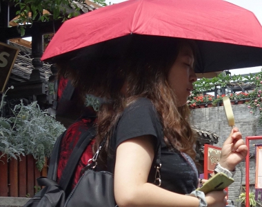 街拍牛仔热裤美腿美女图片
