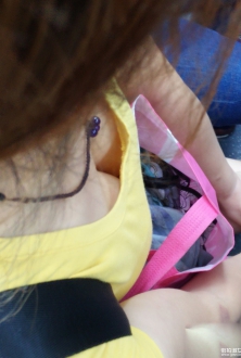 地铁上穿黄色衣服丰满的美女