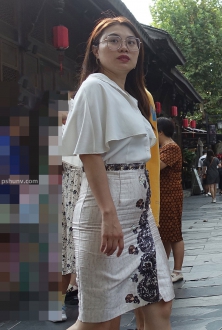 街拍穿搭银色短裙时尚大气美女图片
