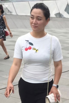 阳光自信的丰满美熟女，这是我们公司财务同事