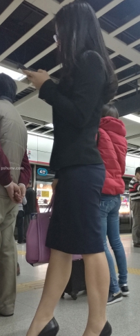 街拍深蓝色套裙美女图片