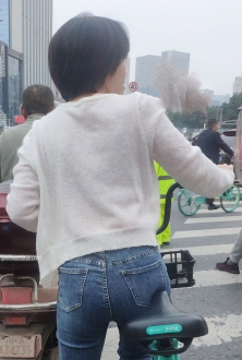街拍蓝色牛仔裤美女图片写真