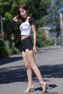 黑色热裤女孩