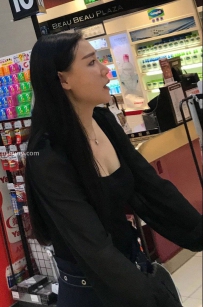 黑色衬衫配黑裤子,演绎极致的低调