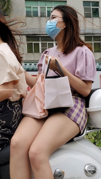 格子小短裙美女图片