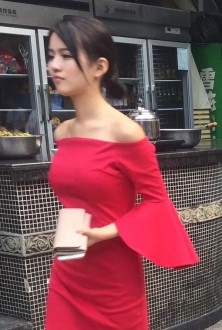 红裙香肩性感小少妇