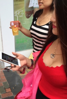 红色上衣搭配黑色短裤美女图片