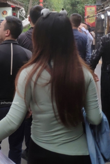 街拍时尚草绿色上衣配黑色运动裤美女图片