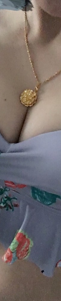 美少妇胸前性感的黄金小吊坠