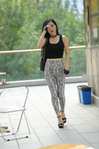 高清街拍紧身裤美女写真性感身材