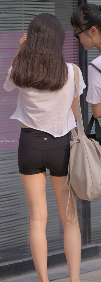 白色T恤黑色瑜伽短裤清爽又显瘦美女图片