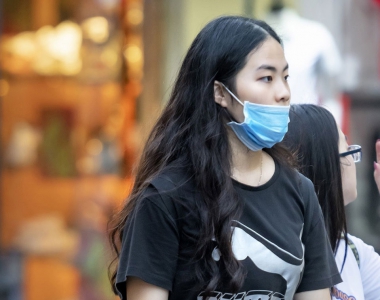 街拍穿黑色运动短裤的美腿美少妇