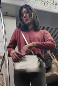 枣红色T恤黑色牛仔裤复古风美女