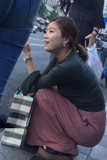 等车中的美熟女，逛街累了