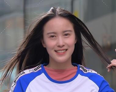 街拍彪马T恤白色牛仔裤美女图片