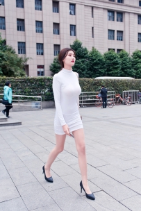 被搭讪的极品肉丝白色包臀裙美女