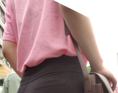 粉配黑，时尚穿搭街拍美女