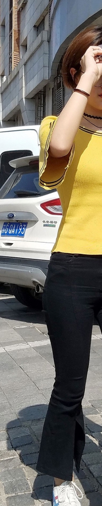 街拍黑色休闲裤美女图片