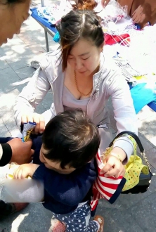 带娃出来旅游的美少妇，乳沟性感
