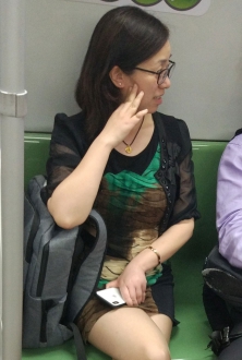 淑女姐姐身材保持的真好，大腿好白嫩