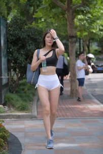 白短运动裤美女高清写真街拍旅拍