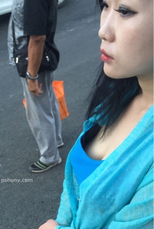 街拍蓝色连衣裙美女图片