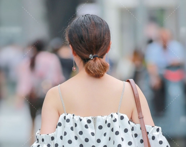 街拍露肩黑色休闲裤香肩美女图片