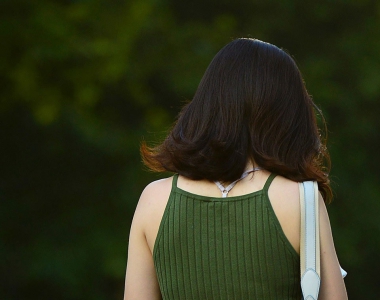 街头摄影绿色吊带牛仔热裤美女美腿图片