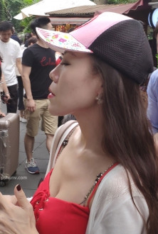 街拍棒球帽大红色连衣裙美少妇图片