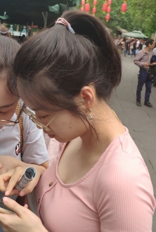 街拍粉色低胸短裙美少女-2