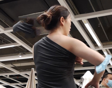 街拍深灰色连衣裙性感美腿美女图片