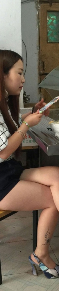 街拍黑色热裤美腿美女图片