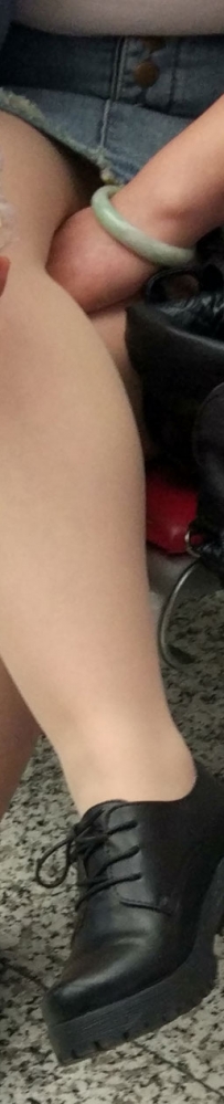 街拍候车室牛仔热裤丰满美女熟女图片