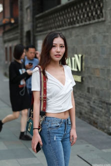 街拍牛仔美女，长的有点像张柏芝