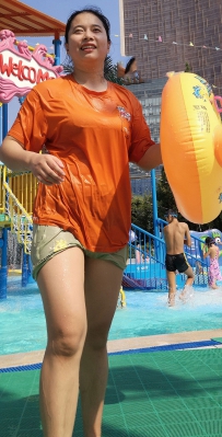 游泳馆里的橙色T恤美女湿身照