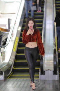 魔镜街拍黑色紧身皮裤露脐装美女图片