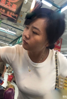 沃尔玛超市偶遇丰满美少妇，排队买单有缘份